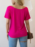 Camiseta neón rosado de cuello asimétrico